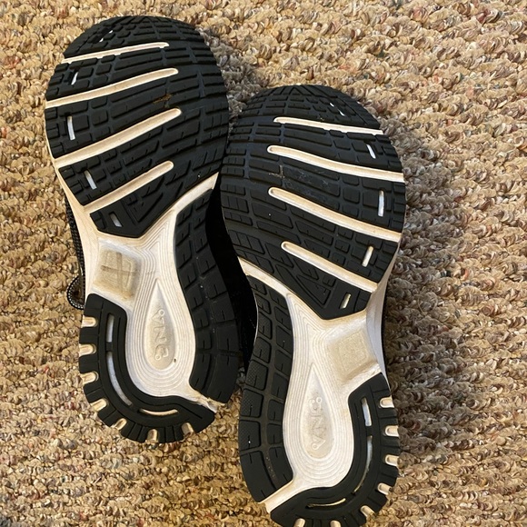 Brooks Shoes Mens Black And White Brooks Shoes Barely Worn In Great